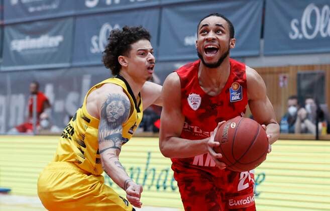 23.03.2021, Basketball, BBL 2020 2021, 19. Spieltag, s.Oliver Wuerzburg - MHP RIESEN Ludwigsburg, GER, Wuerzburg, s.Oliver Arena Bild: v. li. Jonah Radebaugh (MHP RIESEN) und Cameron Hunt (s.Oliver Wuerzburg) Copyright: HMBxMedia xHeikoxBecker