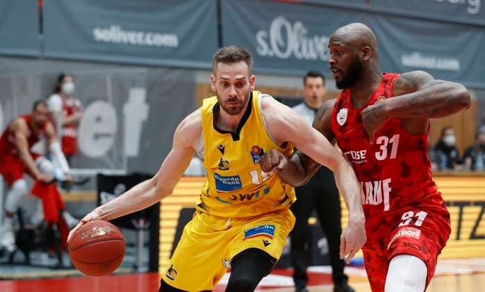 23.03.2021, Basketball, BBL 2020 2021, 19. Spieltag, s.Oliver Wuerzburg - MHP RIESEN Ludwigsburg, GER, Wuerzburg, s.Oliver Arena Bild: v. li. Jonas Wohlfarth-Bottermann (MHP RIESEN) und Murphy Holloway (s.Oliver Wuerzburg) Copyright: HMBxMedia xHeikoxBecker