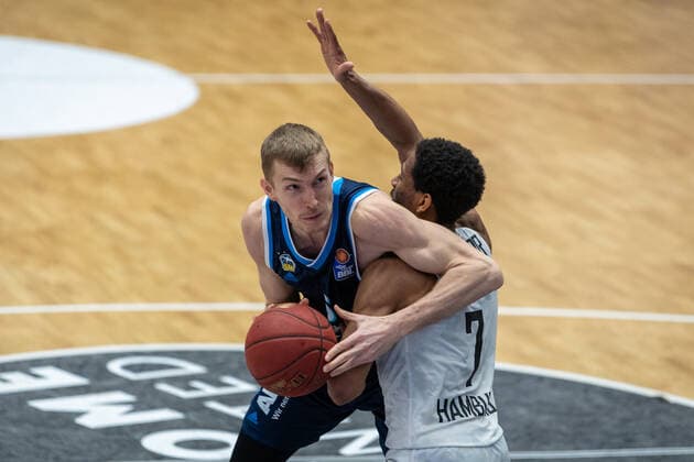 Basketball Hamburg 23.03.2021 Saison 2020 2021 1. Bundesliga BBL Hamburg Towers - Alba Berlin Niels Giffey (Alba Berlin, No.05) Kameron Taylor (Hamburg, No.07)