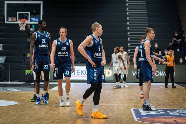 Basketball Hamburg 23.03.2021 Saison 2020 2021 1. Bundesliga BBL Hamburg Towers - Alba Berlin niedergeschlagene Albaspieler Niels Giffey (Alba Berlin, No.05) mi. Luke Sikma (Alba Berlin, No.43) Christ Koumadje (Alba Berlin, No.21) Malte Delow (Alba Berlin, No.06)