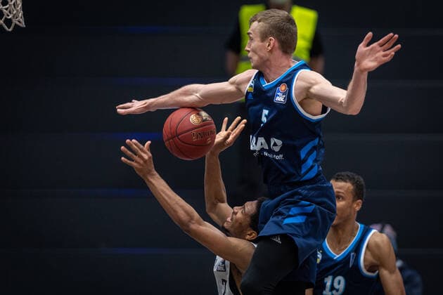 Basketball Hamburg 23.03.2021 Saison 2020 2021 1. Bundesliga BBL Hamburg Towers - Alba Berlin Kameron Taylor (Hamburg, No.07) Niels Giffey (Alba Berlin, No.05)