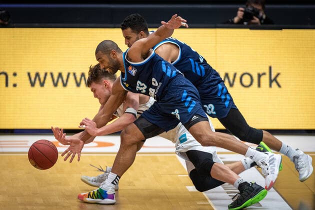 Basketball Hamburg 23.03.2021 Saison 2020 2021 1. Bundesliga BBL Hamburg Towers - Alba Berlin Maik Kotsar (Hamburg, No.11) Jayson Granger (Alba Berlin, No.33) Johannes Thiemann (Alba Berlin, No.32)