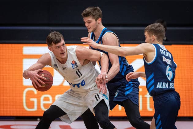 Basketball Hamburg 23.03.2021 Saison 2020 2021 1. Bundesliga BBL Hamburg Towers - Alba Berlin Maik Kotsar (Hamburg, No.11) Ben Lammers (Alba Berlin, No.50) Malte Delow (Alba Berlin, No.06)