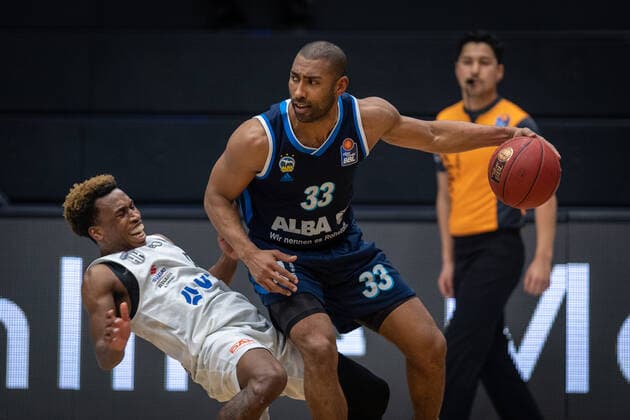 Basketball Hamburg 23.03.2021 Saison 2020 2021 1. Bundesliga BBL Hamburg Towers - Alba Berlin Jayson Granger (Alba Berlin, No.33) T.J. Shorts (Hamburg, No.00)