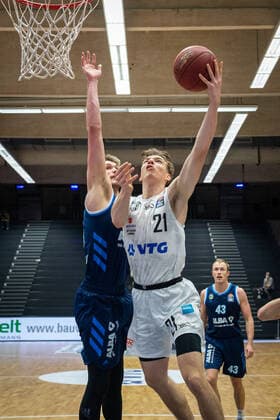 Basketball Hamburg 23.03.2021 Saison 2020 2021 1. Bundesliga BBL Hamburg Towers - Alba Berlin Justus Hollatz (Hamburg, No.21) Ben Lammers (Alba Berlin, No.50)