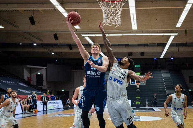 Basketball Hamburg 23.03.2021 Saison 2020 2021 1. Bundesliga BBL Hamburg Towers - Alba Berlin Ben Lammers (Alba Berlin, No.50) Terry Allen (Hamburg, No.25)