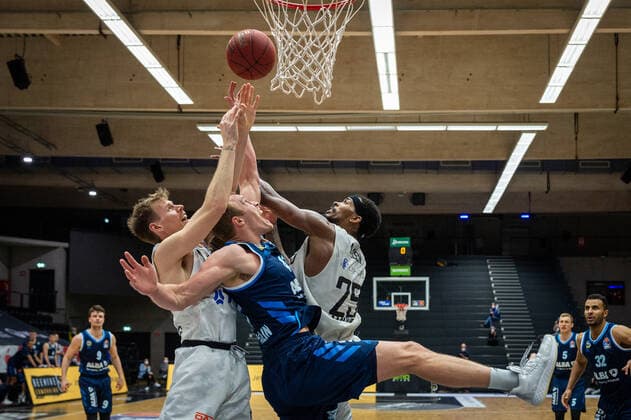 Basketball Hamburg 23.03.2021 Saison 2020 2021 1. Bundesliga BBL Hamburg Towers - Alba Berlin Luke Sikma (Alba Berlin, No.43) Terry Allen (Hamburg, No.25) Jordan Swing (Hamburg, No.00)