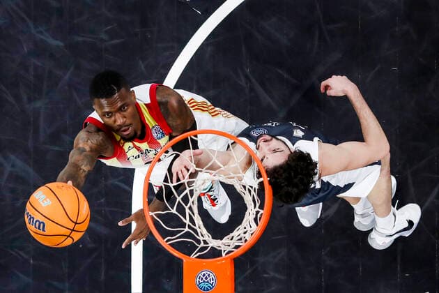 links 31 Dylan Ennis (Casademont Saragossa) rechts Michele Vitali (Brose Bamberg, 31) Basketball Champions League 2020 21, Playoffs Spieltag 8, Brose Bamberg - Casademont Saragossa 23.03.2021, Bamberg, Brose Arena - Copyright: DanielxLöb