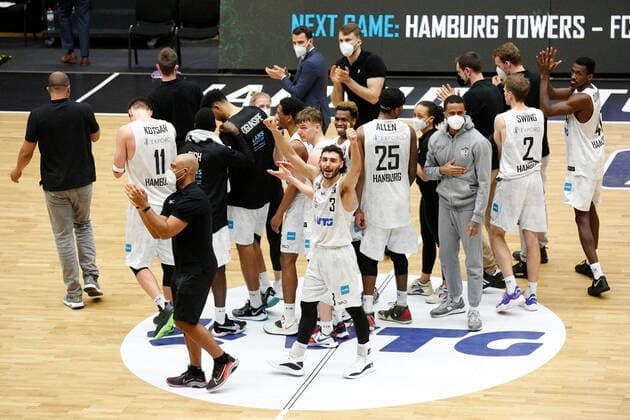 BBL easyCredit Basketball Bundesliga Saison 2020 2021 8. Spieltag am Dienstag, 23. Maerz 2021 in der edel-optics.de Arena in Hamburg: Hamburg Towers - Alba Berlin Schlussjubel Hamburg Towers Hamburg Towers - Alba Berlin