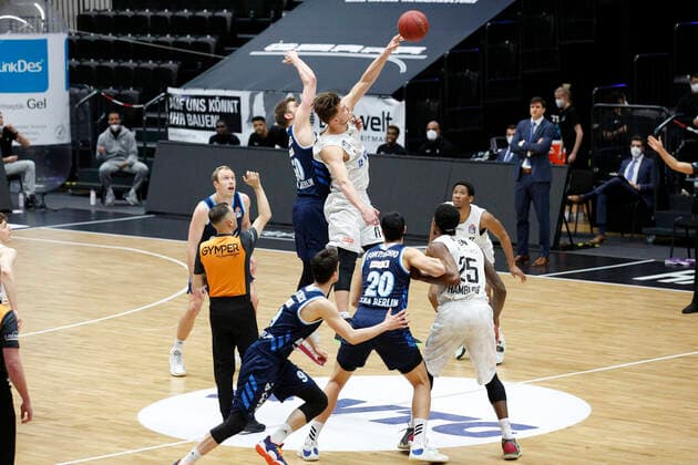 BBL easyCredit Basketball Bundesliga Saison 2020 2021 8. Spieltag am Dienstag, 23. Maerz 2021 in der edel-optics.de Arena in Hamburg: Hamburg Towers - Alba Berlin v.l. Ben Lammers ( Berlin ), Maik Kotsar ( Towers ) Hamburg Towers - Alba Berlin