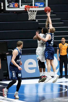 BBL easyCredit Basketball Bundesliga Saison 2020 2021 8. Spieltag am Dienstag, 23. Maerz 2021 in der edel-optics.de Arena in Hamburg: Hamburg Towers - Alba Berlin v.l. Terry Allen ( Towers ), Luke Sikma ( Berlin ) Hamburg Towers - Alba Berlin