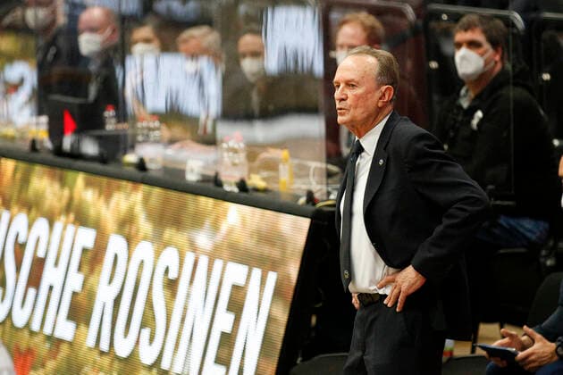 BBL easyCredit Basketball Bundesliga Saison 2020 2021 8. Spieltag am Dienstag, 23. Maerz 2021 in der edel-optics.de Arena in Hamburg: Hamburg Towers - Alba Berlin Headcoach Aíto Garcia Reneses ( Berlin ) Hamburg Towers - Alba Berlin