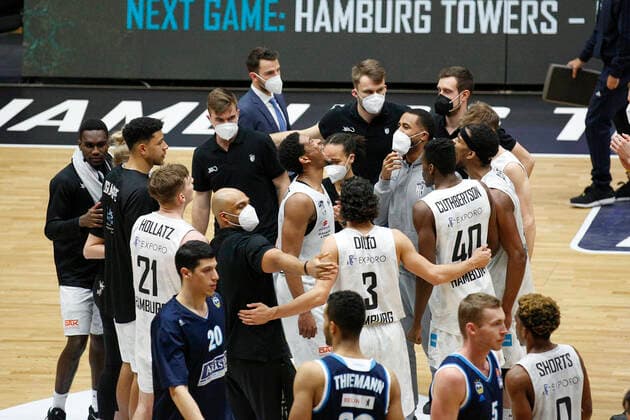 BBL easyCredit Basketball Bundesliga Saison 2020 2021 8. Spieltag am Dienstag, 23. Maerz 2021 in der edel-optics.de Arena in Hamburg: Hamburg Towers - Alba Berlin Schlussjubel Hamburg Towers Hamburg Towers - Alba Berlin
