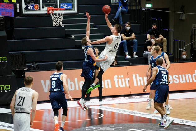 BBL easyCredit Basketball Bundesliga Saison 2020 2021 8. Spieltag am Dienstag, 23. Maerz 2021 in der edel-optics.de Arena in Hamburg: Hamburg Towers - Alba Berlin v.l. Ben Lammers ( Berlin ), Maik Kotsar ( Towers ) Hamburg Towers - Alba Berlin
