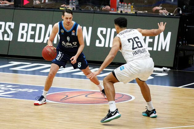 BBL easyCredit Basketball Bundesliga Saison 2020 2021 8. Spieltag am Dienstag, 23. Maerz 2021 in der edel-optics.de Arena in Hamburg: Hamburg Towers - Alba Berlin v.l. Marcus Eriksson ( Berlin ), Marvin Ogunsipe ( Towers ) Hamburg Towers - Alba Berlin