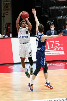 BBL easyCredit Basketball Bundesliga Saison 2020 2021 8. Spieltag am Dienstag, 23. Maerz 2021 in der edel-optics.de Arena in Hamburg: Hamburg Towers - Alba Berlin v.l. TJ Shorts II ( Towers ), Jonas Mattisseck ( Berlin ) Hamburg Towers - Alba Berlin