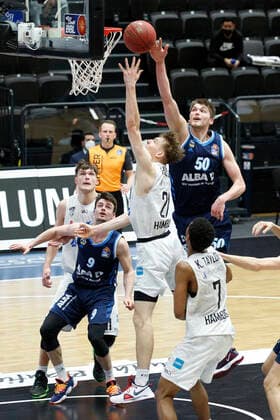 BBL easyCredit Basketball Bundesliga Saison 2020 2021 8. Spieltag am Dienstag, 23. Maerz 2021 in der edel-optics.de Arena in Hamburg: Hamburg Towers - Alba Berlin v.l. Justus Hollatz ( Towers ), Ben Lammers ( Berlin ) Hamburg Towers - Alba Berlin