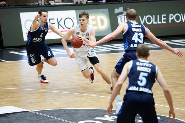 BBL easyCredit Basketball Bundesliga Saison 2020 2021 8. Spieltag am Dienstag, 23. Maerz 2021 in der edel-optics.de Arena in Hamburg: Hamburg Towers - Alba Berlin v.l. Marcus Eriksson ( Berlin ), Justus Hollatz ( Towers ), Luke Sikma ( Berlin ) Hamburg Towers - Alba Berlin