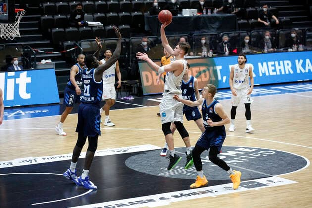 BBL easyCredit Basketball Bundesliga Saison 2020 2021 8. Spieltag am Dienstag, 23. Maerz 2021 in der edel-optics.de Arena in Hamburg: Hamburg Towers - Alba Berlin v.l. Christ Koumadje ( Berlin ), Maik Kotsar ( Towers ) Hamburg Towers - Alba Berlin