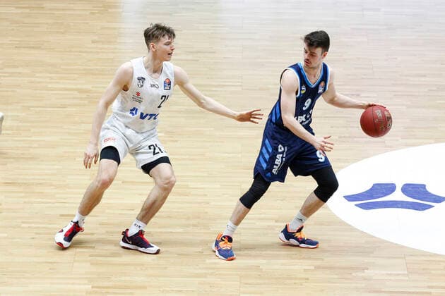 BBL easyCredit Basketball Bundesliga Saison 2020 2021 8. Spieltag am Dienstag, 23. Maerz 2021 in der edel-optics.de Arena in Hamburg: Hamburg Towers - Alba Berlin v.l. Justus Hollatz ( Towers ), Jonas Mattisseck ( Berlin ) Hamburg Towers - Alba Berlin