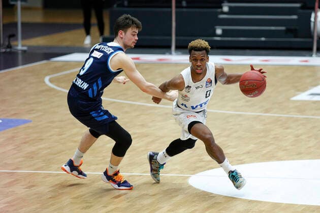 BBL easyCredit Basketball Bundesliga Saison 2020 2021 8. Spieltag am Dienstag, 23. Maerz 2021 in der edel-optics.de Arena in Hamburg: Hamburg Towers - Alba Berlin .l. Jonas Mattisseck ( Berlin ), TJ Shorts II ( Towers ) Hamburg Towers - Alba Berlin