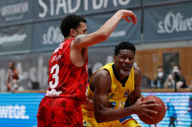 23.03.2021, Basketball, BBL 2020 2021, 19. Spieltag, s.Oliver Wuerzburg - MHP RIESEN Ludwigsburg, GER, Wuerzburg, s.Oliver Arena Bild: v. li. Tyson Ward (s.Oliver Wuerzburg) und Yorman Polas Bartolo (MHP RIESEN) Copyright: HMBxMedia xHeikoxBecker