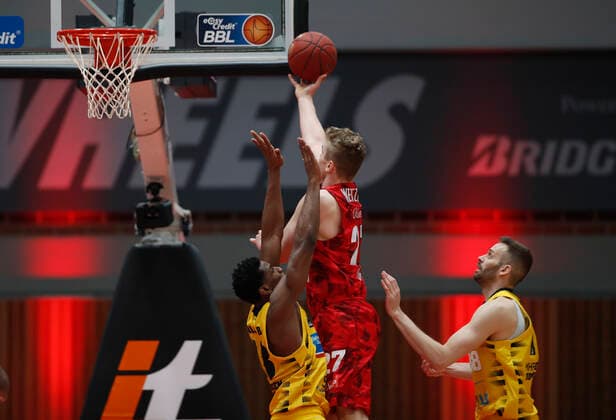 23.03.2021, Basketball, BBL 2020 2021, 19. Spieltag, s.Oliver Wuerzburg - MHP RIESEN Ludwigsburg, GER, Wuerzburg, s.Oliver Arena Bild: v. li. Yorman Polas Bartolo (MHP RIESEN), Jonas Weitzel (s.Oliver Wuerzburg) und Jonas Wohlfarth-Bottermann (MHP RIESEN) Copyright: HMBxMedia xHeikoxBecker