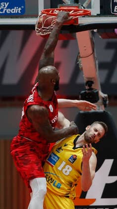 23.03.2021, Basketball, BBL 2020 2021, 19. Spieltag, s.Oliver Wuerzburg - MHP RIESEN Ludwigsburg, GER, Wuerzburg, s.Oliver Arena Bild: v. li. Murphy Holloway (s.Oliver Wuerzburg) und Jonas Wohlfarth-Bottermann (MHP RIESEN) Copyright: HMBxMedia xHeikoxBecker