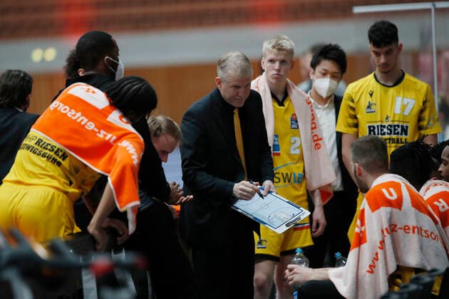 23.03.2021, Basketball, BBL 2020 2021, 19. Spieltag, s.Oliver Wuerzburg - MHP RIESEN Ludwigsburg, GER, Wuerzburg, s.Oliver Arena Bild: v. li. Auszeit mit Head Coach John Patrick (MHP RIESEN) Copyright: HMBxMedia xHeikoxBecker