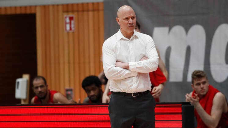 23.03.2021, Basketball, BBL 2020 2021, 19. Spieltag, s.Oliver Wuerzburg - MHP RIESEN Ludwigsburg, GER, Wuerzburg, s.Oliver Arena Bild: v. li. Headcoach Denis Wucherer (s.Oliver Wuerzburg) Copyright: HMBxMedia xHeikoxBecker