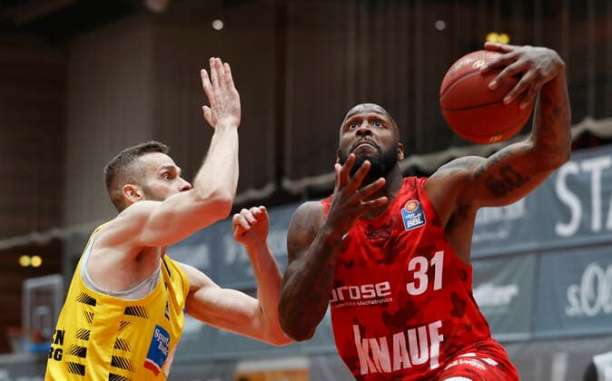 23.03.2021, Basketball, BBL 2020 2021, 19. Spieltag, s.Oliver Wuerzburg - MHP RIESEN Ludwigsburg, GER, Wuerzburg, s.Oliver Arena Bild: v. li. Jonas Wohlfarth-Bottermann (MHP RIESEN) und Murphy Holloway (s.Oliver Wuerzburg) Copyright: HMBxMedia xHeikoxBecker