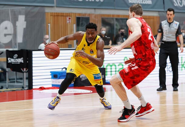 23.03.2021, Basketball, BBL 2020 2021, 19. Spieltag, s.Oliver Wuerzburg - MHP RIESEN Ludwigsburg, GER, Wuerzburg, s.Oliver Arena Bild: v. li. Yorman Polas Bartolo (MHP RIESEN) und Florian Koch (s.Oliver Wuerzburg) Copyright: HMBxMedia xHeikoxBecker