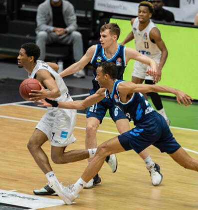 Louis Olinde (Alba) stealt Kameron Taylor (Towers) den Ball 23.03.21, Hamburg - Wilhelmsburg, easyCredit BBL, Basketball Bundesliga, Saison 2020 2021, 08. Spieltag Â