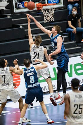 Justus Hollatz (Towers), Ben Lammers (Alba) 23.03.21, Hamburg - Wilhelmsburg, easyCredit BBL, Basketball Bundesliga, Saison 2020 2021, 08. Spieltag Â