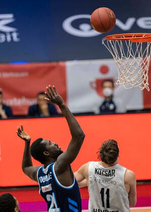 Christ Koumadje (Alba), Maik Kotsar (Towers) 23.03.21, Hamburg - Wilhelmsburg, easyCredit BBL, Basketball Bundesliga, Saison 2020 2021, 08. Spieltag Â