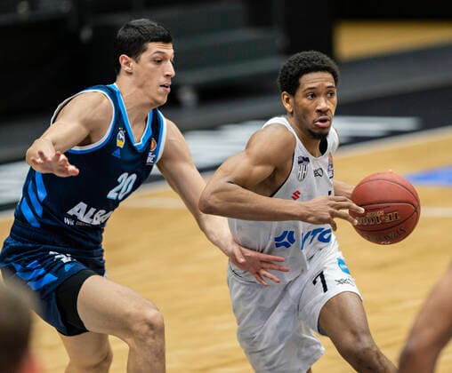 Simone Fontecchio (Alba), Kameron Taylor (Towers) 23.03.21, Hamburg - Wilhelmsburg, easyCredit BBL, Basketball Bundesliga, Saison 2020 2021, 08. Spieltag Â