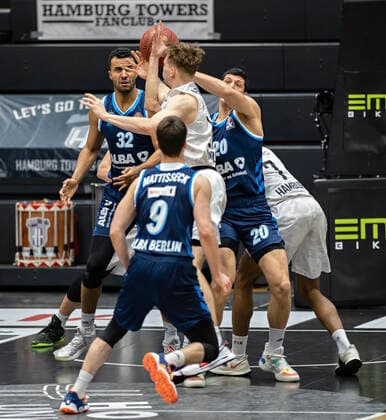 Johannes Thiemann (Alba), Justus Hollatz (Towers), Simone Fontecchio (Alba) 23.03.21, Hamburg - Wilhelmsburg, easyCredit BBL, Basketball Bundesliga, Saison 2020 2021, 08. Spieltag Â