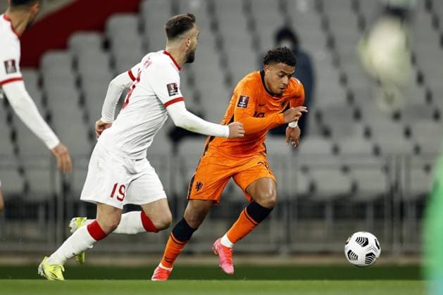 ISTANBUL - (lr) Kenan Karaman of Turkye, Donyell Malen of Holland during the World Cup qualifying match between Turkey and the Netherlands at Ataturk Olimpiyat Stadium on March 24, 2021 in Istanbul, Turkey. ANP MAURICE VAN STEEN FIFA World Cup, WM, Weltmeisterschaft, Fussball 2021 Qualifier 2020 2021 xVIxANPxSportx xxANPxIVx