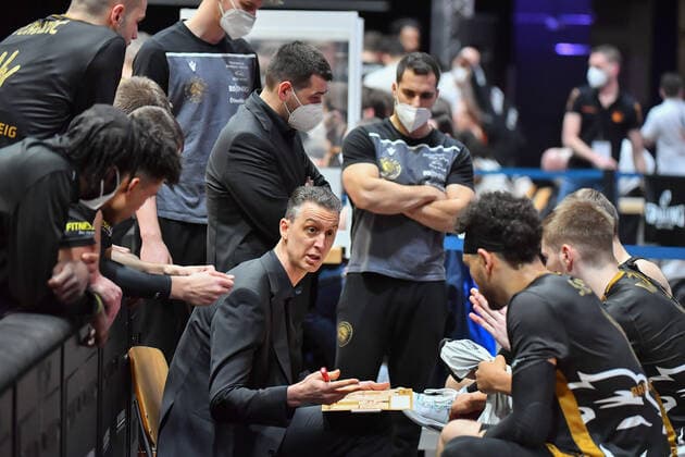 Chemnitz, Deutschland 24. Maerz 2021: BBL - 2020 2021 - Niners Chemnitz vs. Basketball Loewen Braunschweig Mannschaftsbesprechung von Braunschweig mit Trainer Pete Strobl (Braunschweig) Messe Chemnitz Sachsen Copyright: xFotostandx xDostmannx