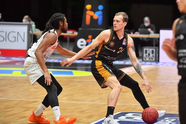 Chemnitz, Deutschland 24. Maerz 2021: BBL - 2020 2021 - Niners Chemnitz vs. Basketball Loewen Braunschweig v. li. im Zweikampf Marcus Thornton (Chemnitz) und Arnas Velicka (Braunschweig) Messe Chemnitz Sachsen Copyright: xFotostandx xDostmannx