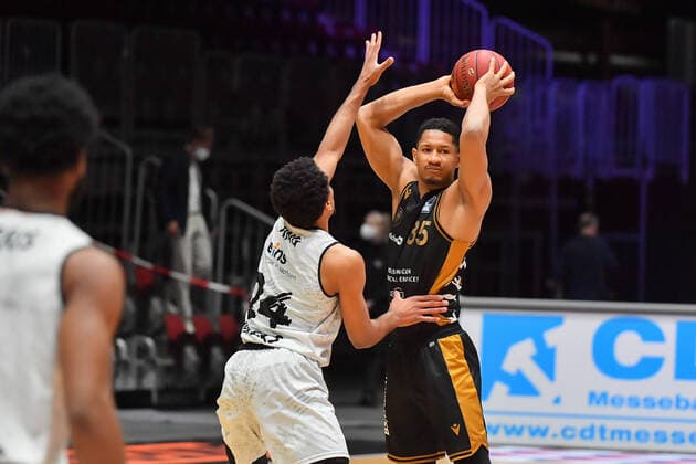 Chemnitz, Deutschland 24. Maerz 2021: BBL - 2020 2021 - Niners Chemnitz vs. Basketball Loewen Braunschweig v. li. im Zweikampf George King (Chemnitz) und Karim Jallow (Braunschweig) Messe Chemnitz Sachsen Copyright: xFotostandx xDostmannx