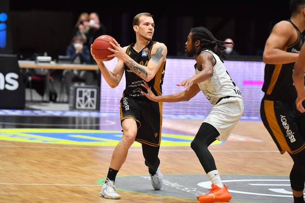 Chemnitz, Deutschland 24. Maerz 2021: BBL - 2020 2021 - Niners Chemnitz vs. Basketball Loewen Braunschweig v. li. im Zweikampf Arnas Velicka (Braunschweig) und Marcus Thornton (Chemnitz) Messe Chemnitz Sachsen Copyright: xFotostandx xDostmannx