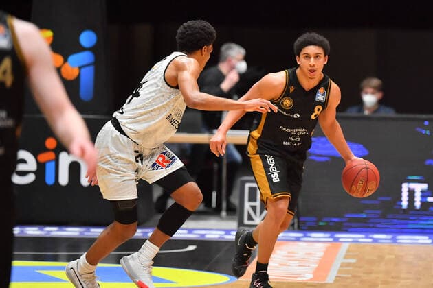 Chemnitz, Deutschland 24. Maerz 2021: BBL - 2020 2021 - Niners Chemnitz vs. Basketball Loewen Braunschweig v. li. im Zweikampf George King (Chemnitz) und James Robinson (Braunschweig) Messe Chemnitz Sachsen Copyright: xFotostandx xDostmannx