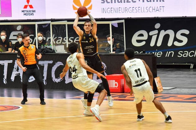 Chemnitz, Deutschland 24. Maerz 2021: BBL - 2020 2021 - Niners Chemnitz vs. Basketball Loewen Braunschweig v. li. im Zweikampf George King (Chemnitz), Arnas Velicka (Braunschweig) und Isiaha Mike (Chemnitz) Messe Chemnitz Sachsen Copyright: xFotostandx xDostmannx