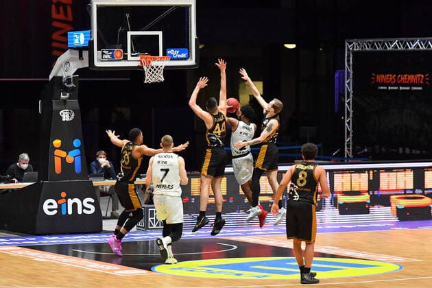 Chemnitz, Deutschland 24. Maerz 2021: BBL - 2020 2021 - Niners Chemnitz vs. Basketball Loewen Braunschweig v. li. im Zweikampf Benedikt Turudic (Braunschweig), Harris Terrell (Chemnitz) und Arnas Velicka (Braunschweig) Messe Chemnitz Sachsen Copyright: xFotostandx xDostmannx
