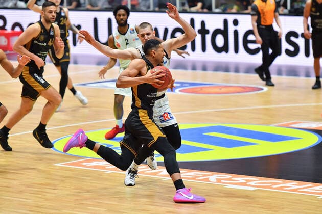 Chemnitz, Deutschland 24. Maerz 2021: BBL - 2020 2021 - Niners Chemnitz vs. Basketball Loewen Braunschweig v. li. im Zweikampf Jonas Richter (Chemnitz) und Karim Jallow (Braunschweig) Messe Chemnitz Sachsen Copyright: xFotostandx xDostmannx