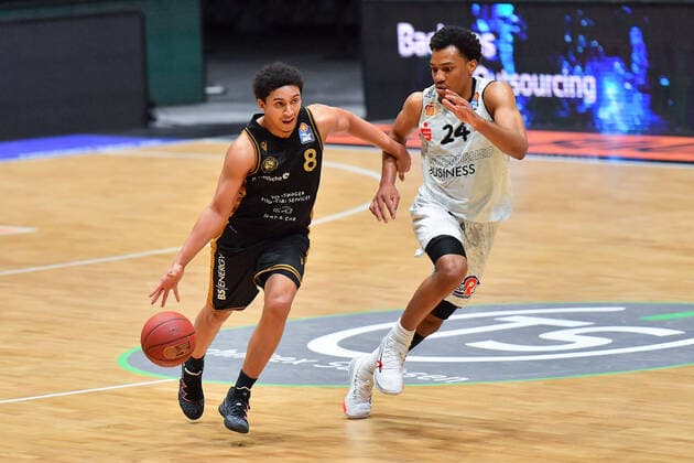 Chemnitz, Deutschland 24. Maerz 2021: BBL - 2020 2021 - Niners Chemnitz vs. Basketball Loewen Braunschweig v. li. im Zweikampf James Robinson (Braunschweig) und George King (Chemnitz) Messe Chemnitz Sachsen Copyright: xFotostandx xDostmannx