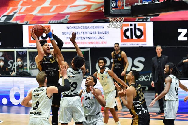 Chemnitz, Deutschland 24. Maerz 2021: BBL - 2020 2021 - Niners Chemnitz vs. Basketball Loewen Braunschweig v. li. im Zweikampf Jan Niklas Wimberg (Chemnitz), Gavin Schilling (Braunschweig), Johnathan Lee Williams (Chemnitz) und George King (Chemnitz) Messe Chemnitz Sachsen Copyright: xFotostandx xDostmannx