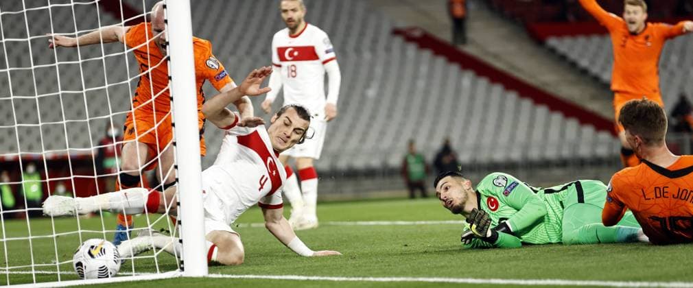 ISTANBUL - (lr) Davy Klaassen of Holland, Caglar Soyuncu of Turkye, Turkye goalkeeper Ugurcan Cakir, Luuk de Jong of Holland scores 2-3 during the World Cup qualifying match between Turkey and the Netherlands in the Ataturk Olimpiyat Stadium on March 24, 2021 in Istanbul, Turkey. ANP MAURICE VAN STEEN FIFA World Cup, WM, Weltmeisterschaft, Fussball 2021 Qualifier 2020 2021 xVIxANPxSportx xxANPxIVx