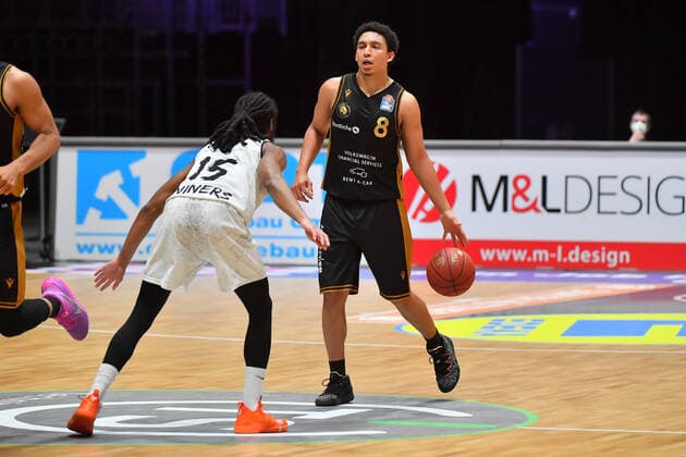 Chemnitz, Deutschland 24. Maerz 2021: BBL - 2020 2021 - Niners Chemnitz vs. Basketball Loewen Braunschweig v. li. im Zweikampf Marcus Thornton (Chemnitz) und James Robinson (Braunschweig) Messe Chemnitz Sachsen Copyright: xFotostandx xDostmannx
